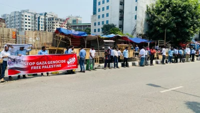 People stage a protest at Panthapath, denouncing the Israeli assault on Palestine and calling for justice and peace. Photo: Sk Sharifuddin Ahad/Dhaka Tribune