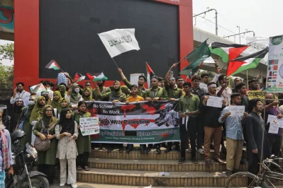 Hundreds of students stage a protest at TSC, denouncing the Israeli assault on Palestine and calling for justice and peace. Photo: Ahadul Karim Khan/Dhaka Tribune