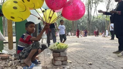 At the historic Ramna Park, some children were seen celebrating while others were there to work. Photo: Bangla Tribune