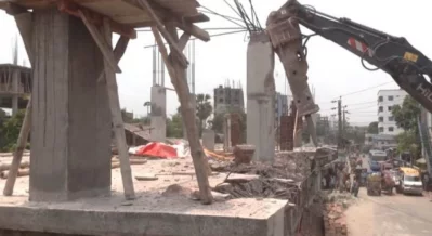 Rajuk demolishes huge buildings under construction with wheel excavators. Photo: Bangla Tribune