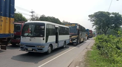 Traffic congestion stretched nearly 35km, from Nimsar in Burichang upazila to Daudkandi. Photo: Dhaka Tribune