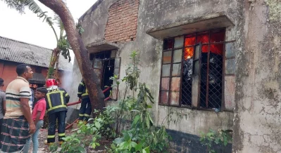 Fire broke out at a jhut (fabric scrap) godown in Dewliabari. Photo: Dhaka Tribune