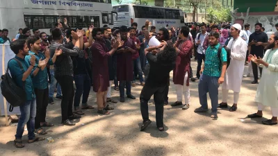 Jagannath University students protest demanding UGC budget increase and reforms on Tuesday, May 6, 2025 at Shanto Chattar premises. Photo: Dhaka Tribune