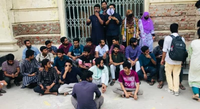 JnU students staged protest on Thursday in view of their four-point demands. Photo: Dhaka Tribune