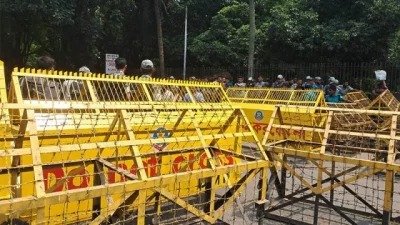 All entry points to Jamuna have been barricaded, with security forces on high alert. Photo: Bangla Tribune