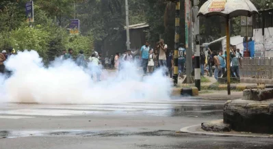 Police chareged as students of JnU reached Kakrail crossing after marching past Matshya Bhaban. Photo: Dhaka Tribune