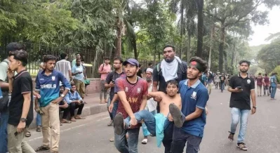 Police chareged as students of JnU reached Kakrail crossing after marching past Matshya Bhaban. Photo: Dhaka Tribune