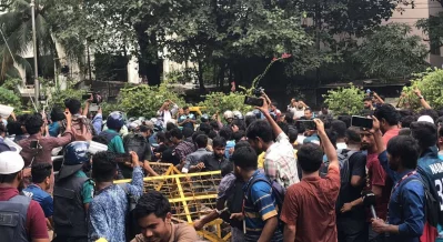Police chareged as students of JnU reached Kakrail crossing after marching past Matshya Bhaban. Photo: Dhaka Tribune