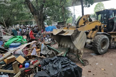 Illegal structures at Suhrawardy Udyan being demolished. Photo: Ahadul Karim Khan/Dhaka Tribune