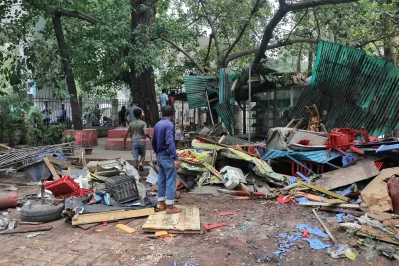 Illegal structures at Suhrawardy Udyan being demolished. Photo: Ahadul Karim Khan/Dhaka Tribune