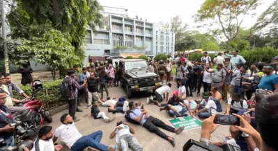 Rejecting the assurance of meeting the demands, the sacked soldiers blocked the path of the army representatives. Photo: Bangla Tribune