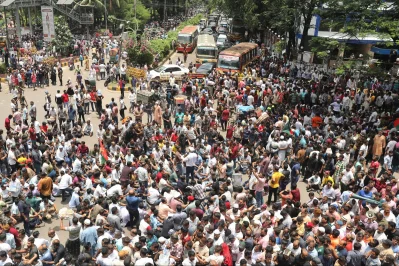 Supporters of BNP leader Ishraque Hossain are holding a demonstration, blocking the Matsha Bhaban intersection. Photo: Mehedi Hasan/Dhaka Tribune