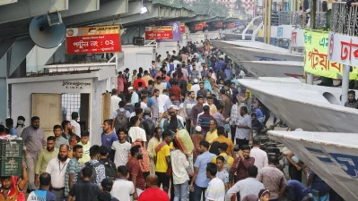A huge crowd of people heading home is seen at the capital`s Sadarghat Launch Terminal. Photo: Ahadul Karim Khan/Dhaka Tribune
