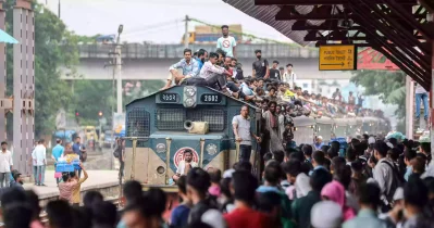 Home-bound people crowd Kamalapur Railway Station in Dhaka. Photo: UNB