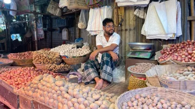 Seller at kitchen market waiting for buyers. Photo: Bangla Tribune