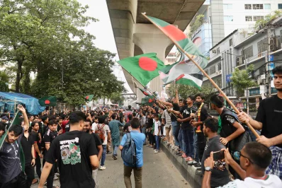  Bangladesh fans turn out in force, painting the city in red & green ahead of the Singapore showdown. (Credit: Mahmud Hossain Opu)