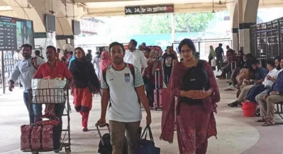 No one was seen following the Railway Ministry advisory to wear masks as a Covid-19 precaution. Photo: Bangla Tribune
