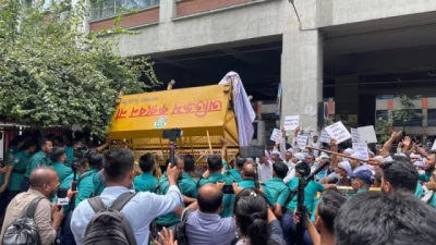 Clash erupts as 17th batch teachers march to Secretariat and attempt to break barricade on Sunday, June 15, 2025. Photo: Bangla Tribune