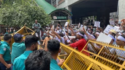 Clash erupts with police as 17th batch teachers march to Secretariat on Sunday, June 15, 2025. Photo: Bangla Tribune