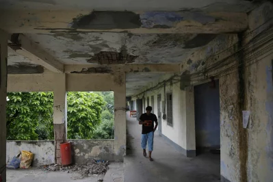 Damaged ceilings with exposed rebar and falling plaster in Dr Fazle Rabbi Hall raise safety concerns at Dhaka Medical College. Photo: Mehedi Hasan/Dhaka Tribune