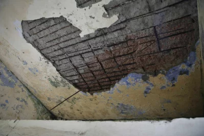 Damaged ceilings with exposed rebar and falling plaster in Dr Fazle Rabbi Hall raise safety concerns at Dhaka Medical College. Photo: Mehedi Hasan/Dhaka Tribune