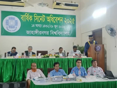 JU Treasurer Dr M Abdur Rab presents the budget at the university’s annual senate session, chaired by VC Mohammad Kamrul Ahsan, at the senate hall on Saturday, June 28, 2025. Photo: Dhaka Tribune