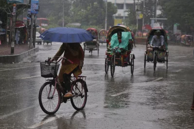 Rain has been falling across parts of the capital since morning, with light drops and steady drizzles soaking the Dhaka University area. Photo: Mehedi Hasan/Dhaka Tribune