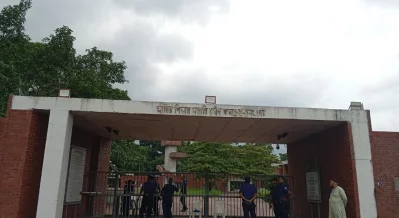 Police, army, and joint forces personnel are patrolling around the Sheikh Mujibur Rahman Mausoleum. Photo: Dhaka Tribune