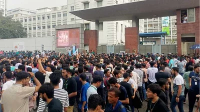Student protest in front of Secretariat, all gates closed as demonstrators gathered at Gate No 1 around 02:15pm and began protesting. Photo: Bangla Tribune