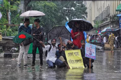 Protesters injured in the July uprising block Shahbagh intersection, causing heavy traffic and public inconvenience on July 31, 2025. Photo: Ahadul Karim Khan/Dhaka Tribune
