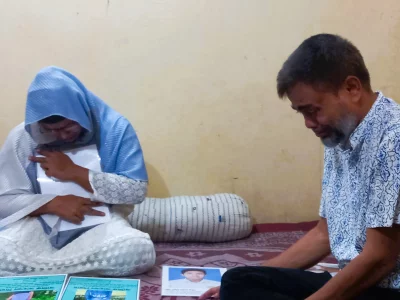 Parents of Alif Ahmed Siam, Photo: Dhaka Tribune