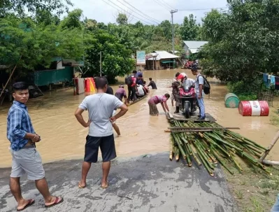 Flooding has halted vehicles to and from Sajek since Tuesday morning, with tourists using bamboo rafts and boats instead. Photo: Dhaka Tribune