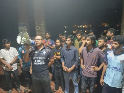 Around 8pm on Saturday, August 9, 2025, protesters marched to different halls, urging students via loudspeakers to join, before heading to the vice-chancellors residence. Photo: Dhaka Tribune