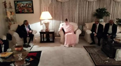 Ishaq Dar exchanged greetings with Khaleda Zia. Photo: Bangla Tribune