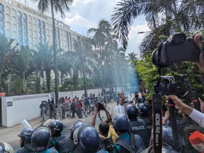 Police are dispersing engineering students marching towards the chief advisers residence in Dhaka around 1:30pm on Wednesday, August 27, 2025, leaving at least 10 injured. Photo: Amirul Islam Masum/Dhaka Tribune