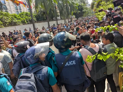 Police are dispersing engineering students marching towards the chief advisers residence in Dhaka around 1:30pm on Wednesday, August 27, 2025, leaving at least 10 injured. Photo: Amirul Islam Masum/Dhaka Tribune
