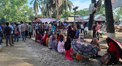 Students of Bangladesh Agricultural University (BAU) are staging a protest assembly in Mymensingh by blocking the railway line. Photo: Bangla Tribune
