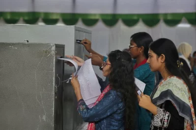 Women voters are casting their votes into the ducsu ballot box at TSC polling centre. Photo: Mehedi Hasan/Dhaka Tribune