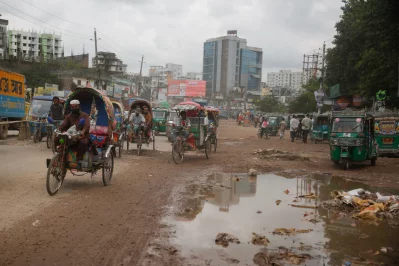 Rickshaws parked haphazardly and operating without order in front of the traffic office, amid broken roads and a lack of enforcement, highlight the ongoing traffic mismanagement in the Mohammadpur zone. Photo: Mehedi Hasan/Dhaka Tribune