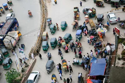 A chaotic scene unfolds right outside the assistant police commissioners Office in Mohammadpur, where unregulated traffic, street vendors, and parked vehicles reflect a stark contrast to the office&rsquo;s intended purpose of maintaining order. Photo: Mehedi Hasan/Dhaka Tribune