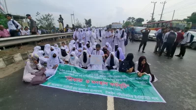 Students of Tangail Polytechnic Institute block the Dhaka&ndash;Tangail&ndash;Jamuna Bridge highway at Rabna Bypass on Wednesday, September 17, 2025. Photo: Dhaka Tribune