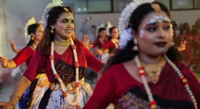 On the holy morning of Mahalaya, Chandipath, conch shelling and chanting of mantras are held in the Dhakeshwari National Temple premises. Photo: Ahadul Karim Khan/Dhaka Tribune
