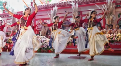 On the holy morning of Mahalaya, Chandipath, conch shelling and chanting of mantras are held in the Dhakeshwari National Temple premises. Photo: Ahadul Karim Khan/Dhaka Tribune