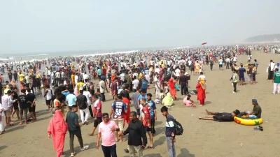 Cox`s Bazar teems with tourists despite rain. Photo: Dhaka Tribune