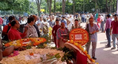 People from all walks of life paid their final respects to language movement veteran, essayist, and Rabindra scholar Ahmad Rafiq. Photo: Dhaka Tribune