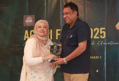 AEF Vice-President Ms. Nafisa Khanam presenting a memento to prominent actor Zahid Hasan