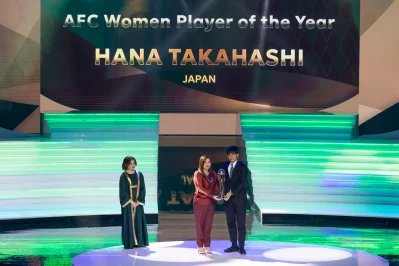 Hana Takahashi receives the award. Photo: AFC
