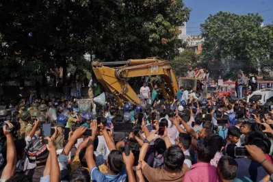 Dhaka College students brought two bulldozers to demolish Dhanmondi 32 house. Police and military take strict action at Dhanmondi 32. Photo: Ahadul Karim Khan/Dhaka Tribune