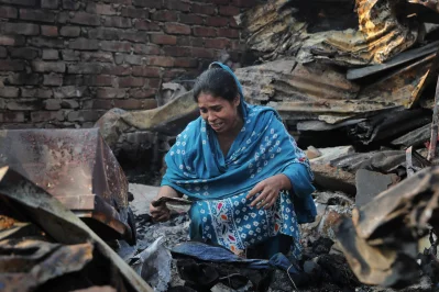 Nasrin, who has lived with her family in the Korail slum for 18 years, breaks down in tears after losing all her belongings in a fire that destroyed her home. Photo: Mehedi Hasan/Dhaka Tribune