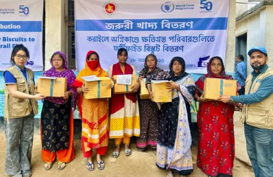The World Food Programme (WFP) staff distributing High Energy Biscuits as emergency food assistance for families affected by the Karail fire on Friday, 28 November 2025. Photo: WFP